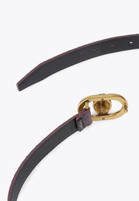 Bordowy skórzany pasek z teksturowymi akcentami i czarną stroną spodnią. Posiada złotą klamrę o charakterystycznym kształcie i detalach.