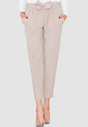 Beżowe lekkie spodnie z wysokim stanem w stylu paperbag, detal w postaci kokardy i boczne kieszenie. Slim fit z gładką fakturą dla komfortu.