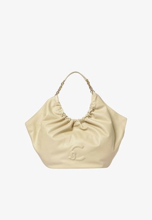 Borsa morbida in pelle beige con parte superiore arricciata, tracolla singola in catena e pelle, e logo inciso intrecciato "SC" al centro frontale.