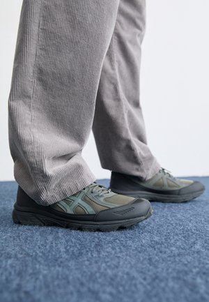 Sneakers - dark brown
