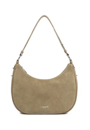 Borsa a spalla in suede beige con una forma curva, dotata di una semplice cerniera in tonalità argento, una tracolla singola e marchio in rilievo sulla parte anteriore.