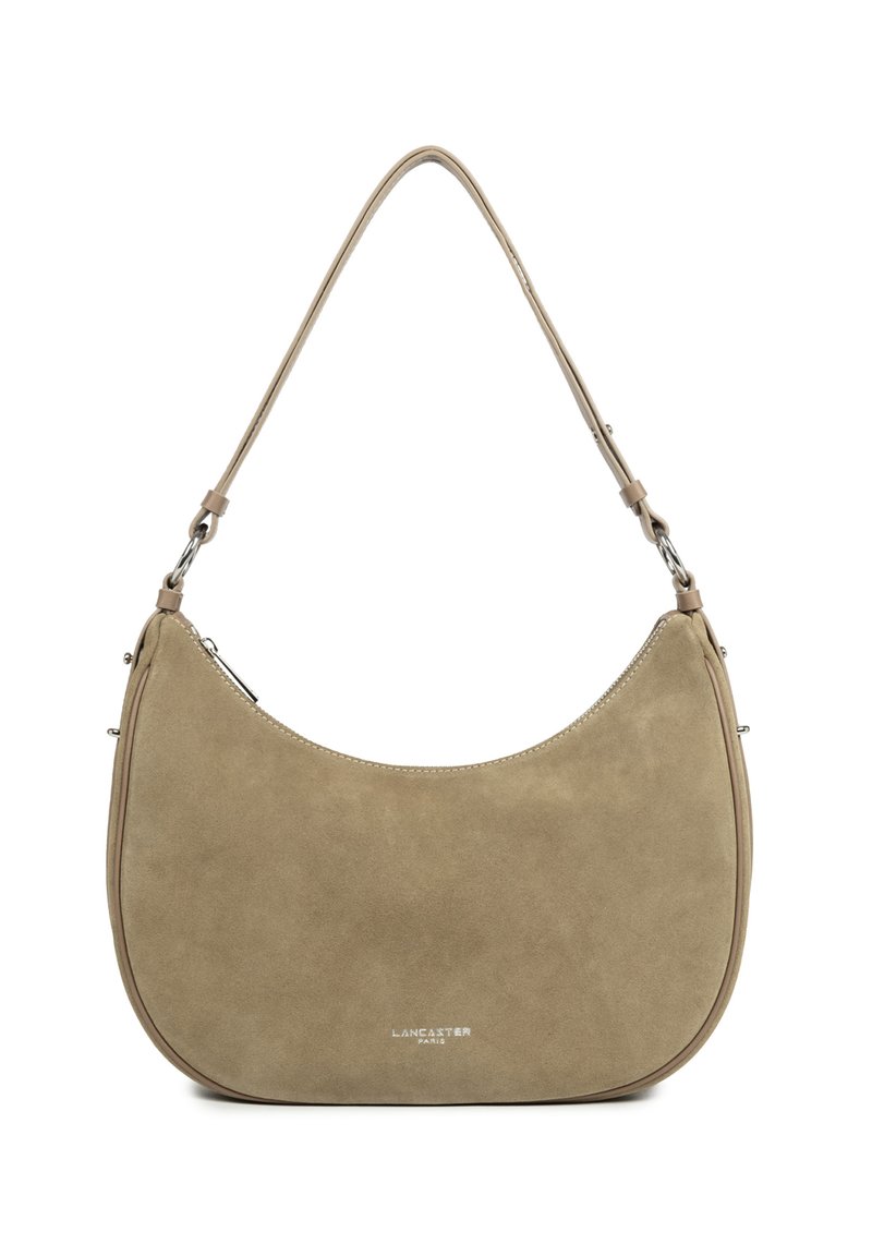 Sac à épaule en suède beige avec une forme courbée, doté d'une fermeture éclair en argent simple, d'une sangle unique et d'un logo en relief à l'avant.