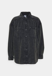 Camicia button-up in corduroy nera sbiadita con due tasche a bottone sul petto e maniche lunghe.