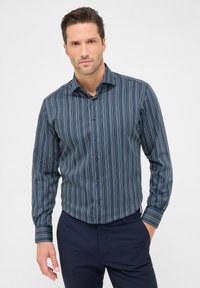 Langsleeve button-down shirt met verticale strepen in donker groen, marineblauw en lichtblauw. Kenmerkt zich door een klassieke kraag en knoopmanchetten.