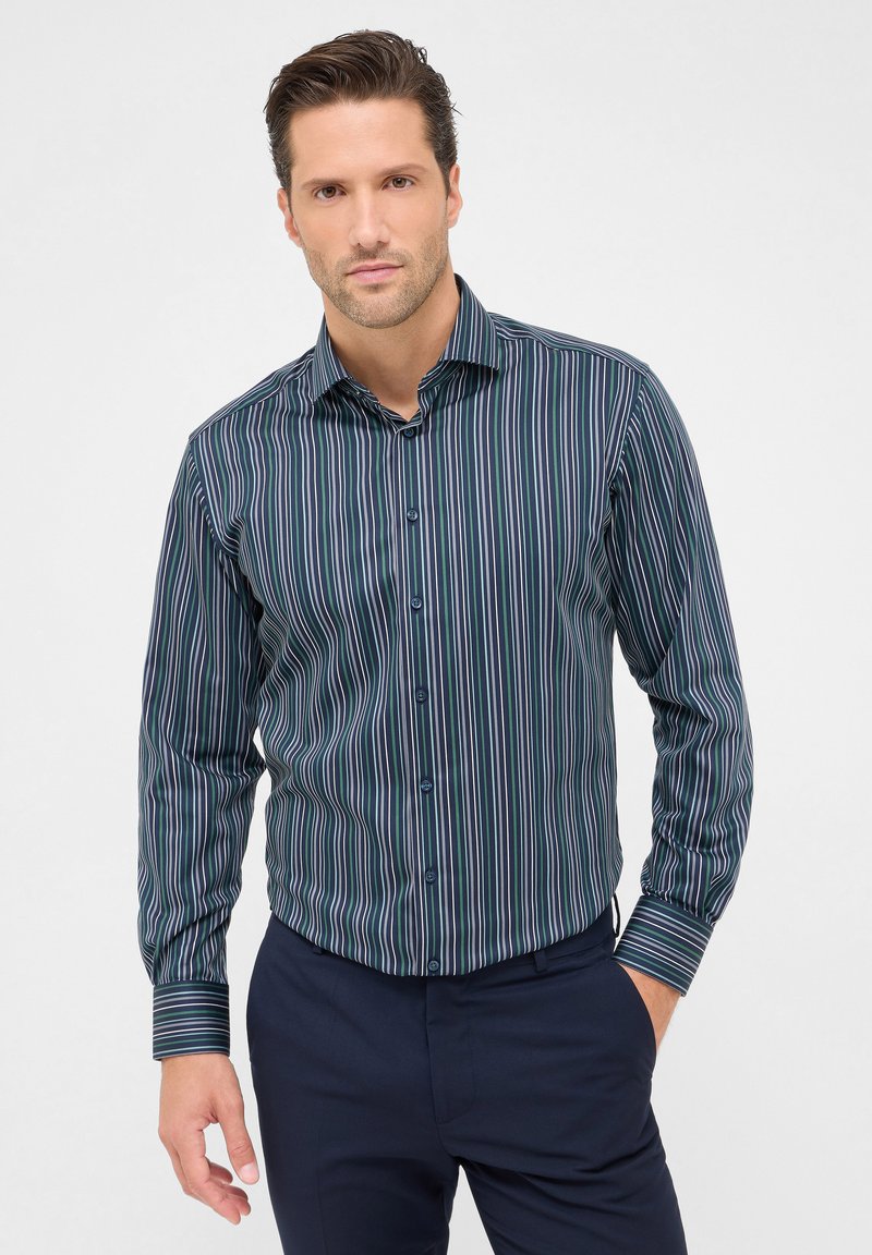 Langsleeve button-down shirt met verticale strepen in donker groen, marineblauw en lichtblauw. Kenmerkt zich door een klassieke kraag en knoopmanchetten.