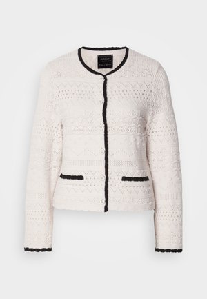 Witte gebreide cardigan met zwarte rand op de kraag, voorkant, manchetten en rand van de zakken, met een textuur van geometrische patronen en knopen aan de voorkant.