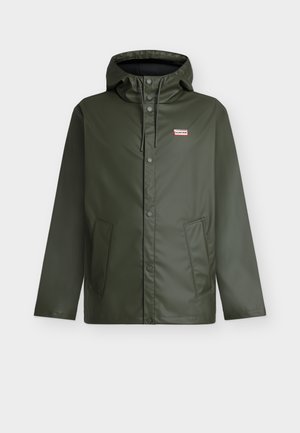 Tmavozelená nepremokavá vetrovka s kapucňou, zapínaním na patentné gombíky a prednými vreckami, s malým obdĺžnikovým logom značky na prsiach.