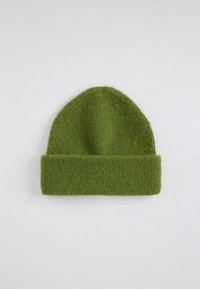 Cappello beanie verde in maglia con risvolto; materiale in lana texturizzato; cima conica con una finitura morbida e calda.