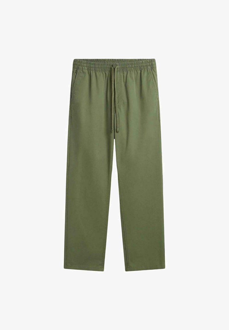 Pantalones de chándal verde oliva con cintura elástica y cordón. Corte holgado, tejido suave, piernas rectas y sin patrones ni adornos visibles.