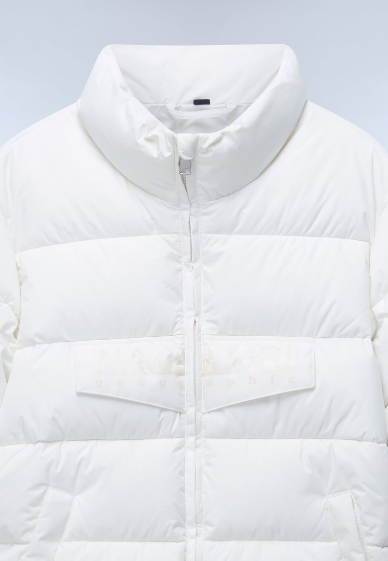 Biała kurtka puchowa z wysokim kołnierzem, zapięciem na zamek z przodu i dwiema bocznymi kieszeniami. Posiada poziome szwy i subtelne logo na klatce piersiowej.
