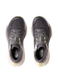 Scarpe sportive grigie con tessuto a rete e sovrapposizioni sintetiche. Presentano una suola bianca spessa e accenti testurizzati in verde chiaro.