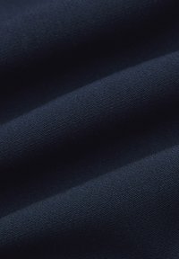 Granatowa tkanina o gładkiej fakturze, z subtelnym połyskiem i wyglądem w fałdy, prezentująca drobne sploty i jednolity kolor w całej powierzchni.