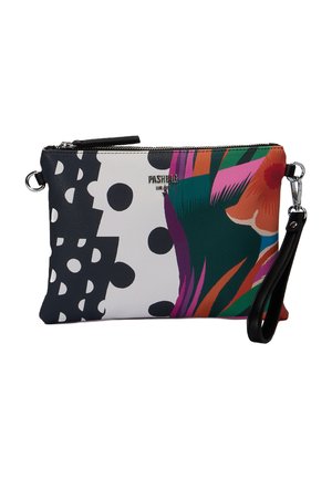 Piccola borsa da polso con motivi a pois bianchi e neri e floreali, chiusura con cerniera e cinturino in pelle nera su sfondo bianco.