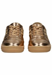 Sneaker metallici dorati con chiusura a lacci, dettagli marroni e suole in gomma testurizzata. Presentano tre strisce laterali e una superficie liscia.