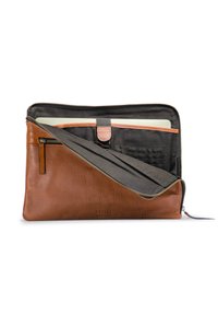 Braune Leder-Laptop-Hülle mit einem Reißverschluss, ausgestattet mit einem grauen Innenraum, Organisationsfächern und einem beigefarbenen Gurt-Detail.