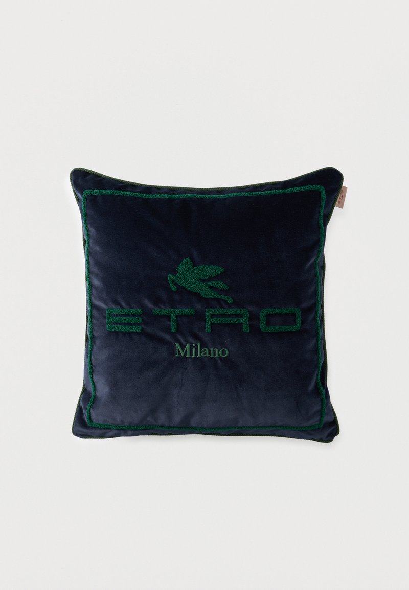 Coussin carré en velours bleu foncé avec bord brodé vert, logo de cheval volant et texte "ETRO Milano" au centre.