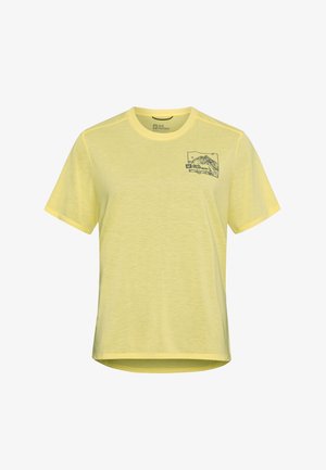 Gelbes T-Shirt mit kurzen Ärmeln, aus weichem Material gefertigt, mit einem Bergmotiv im Bereich der Brusttasche und einem runden Ausschnitt.