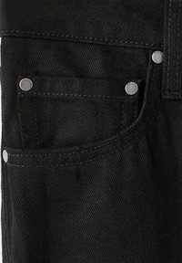 Țesătură din denim negru, având un buzunar frontal cu accesorii din argint și cusături contrastante. Textura este ușor aspră, evidențiind durabilitatea.
