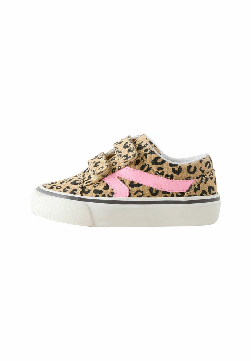 Leinwand-Schuh im Leopardenmuster mit einem rosa Seitenstreifen, ausgestattet mit einem Klettverschluss und einer weißen Gummisohle.