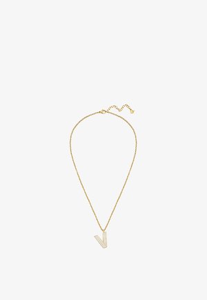Goldene Halskette mit einem gestreiften, V-förmigen Anhänger und einem kleinen verstellbaren Verschluss auf der Rückseite.