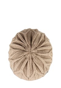 Beige Strickmütze mit Rippmuster, die acht genähte Segmente aufweist, die vom Zentrum aus strahlen, und eine strukturierte Oberfläche hat.