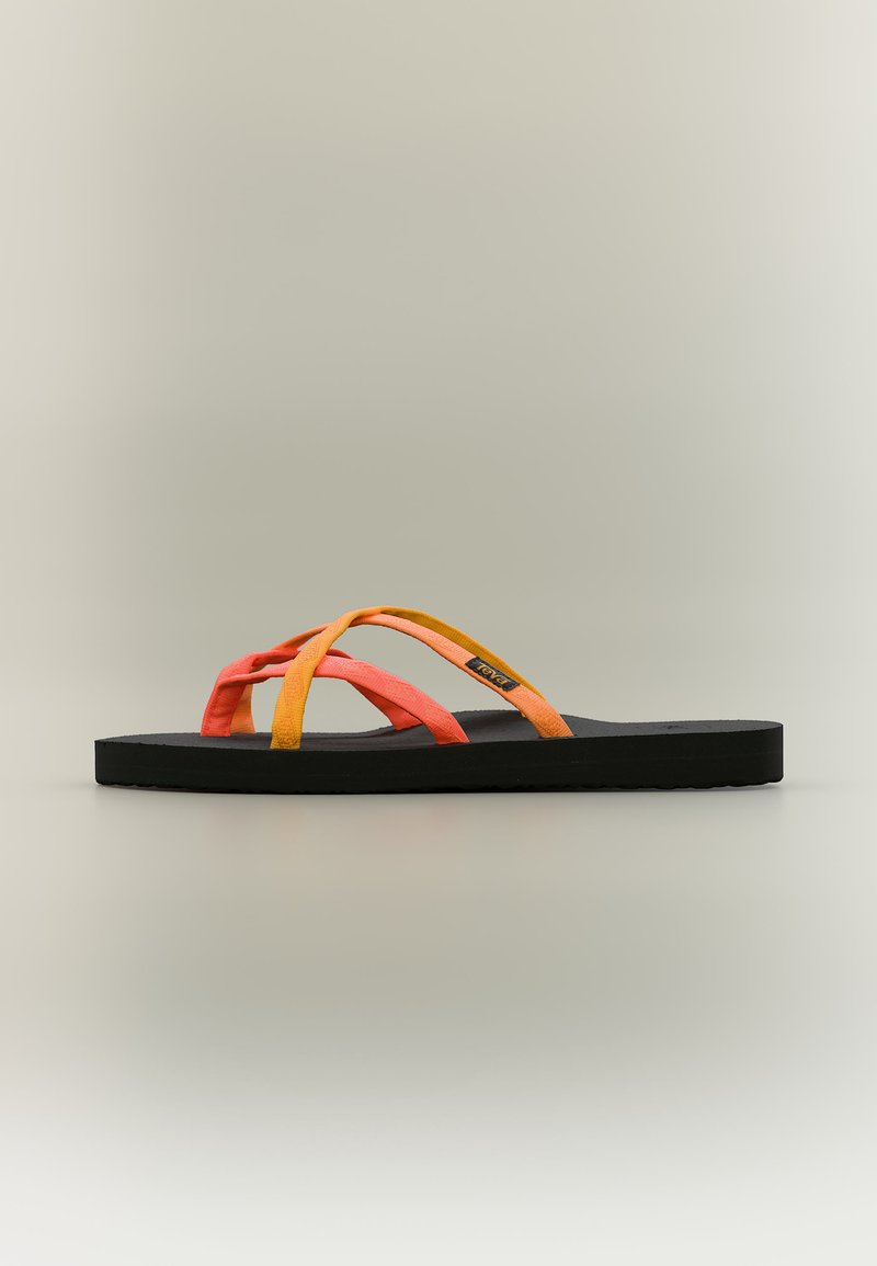 Sandale plate noire avec des brides en tissu orange et jaune croisées, et une petite étiquette de marque sur une des brides.