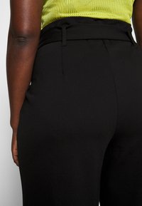 Vero Moda Curve VMBAILEY PAPERBAG WIDE BELT - Παντελόνι - black