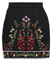 Czarna spódnica z misternym haftem kwiatowym w odcieniach czerwieni, żółci i zieleni, z ptakami i motylami. Posiada dopasowany krój i elastyczny pasek.