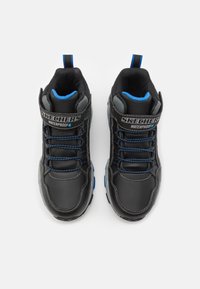 Schwarze wasserdichte High-Top-Sneaker mit blauen Akzenten. Zu den Merkmalen gehören Schnürverschluss, gepolsterter Kragen und strukturiertes synthetisches Material.