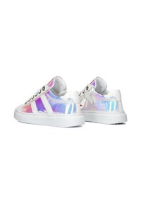 Witte sneakers met iriserende accenten, met een soepele textuur, ronde neus en grijze veterogen. Ontworpen met een lage profiel en contrasterende strepen.