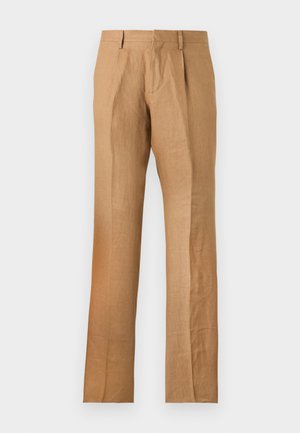 Beige gerade Hose mit Frontfalten, Gürtelschlaufen und verdecktem vorderem Verschluss, auf hellem einfarbigem Hintergrund präsentiert.