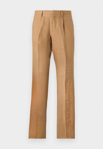 Μπεζ παντελόνι με ίσια μπατζάκια, με πιέτες μπροστά, θηλιές για ζώνη και κρυφό μπροστινό κλείσιμο, παρουσιασμένο σε απλό ανοιχτό φόντο.