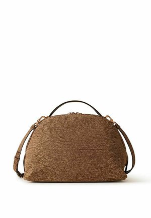 Sac à main marron texturé avec dessus arrondi, poignée courte, fermeture éclair et bandoulière ajustable sur fond blanc.