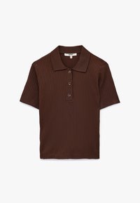Brun, ribbet polo shirt med krave, der har tre knapper foran, korte ærmer og en lige kant.