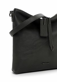 Borsa a spalla in pelle nera con finitura texturizzata, chiusura con zip, tracolla regolabile e dettagli decorativi in metallo. Logo impresso sul fronte.
