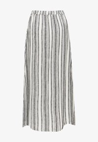 Jupe longue à taille élastique en tissu léger, ornée de rayures verticales noires et grises sur fond blanc, avec un ourlet légèrement arrondi.