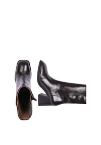 Bottines en cuir noir avec une finition brillante, bout carré et talon épais. Dispose d'une fermeture éclair sur le côté et d'une semelle texturée.