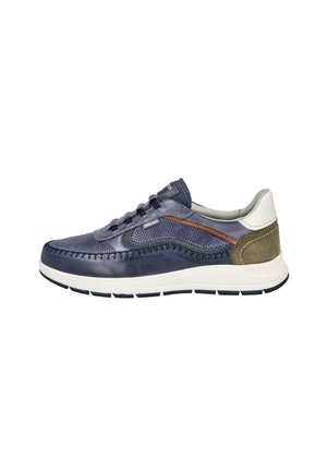Zapatilla casual para hombre en cuero azul marino y malla con suela blanca, parche de gamuza marrón en el talón y detalles cosidos a lo largo de los costados.