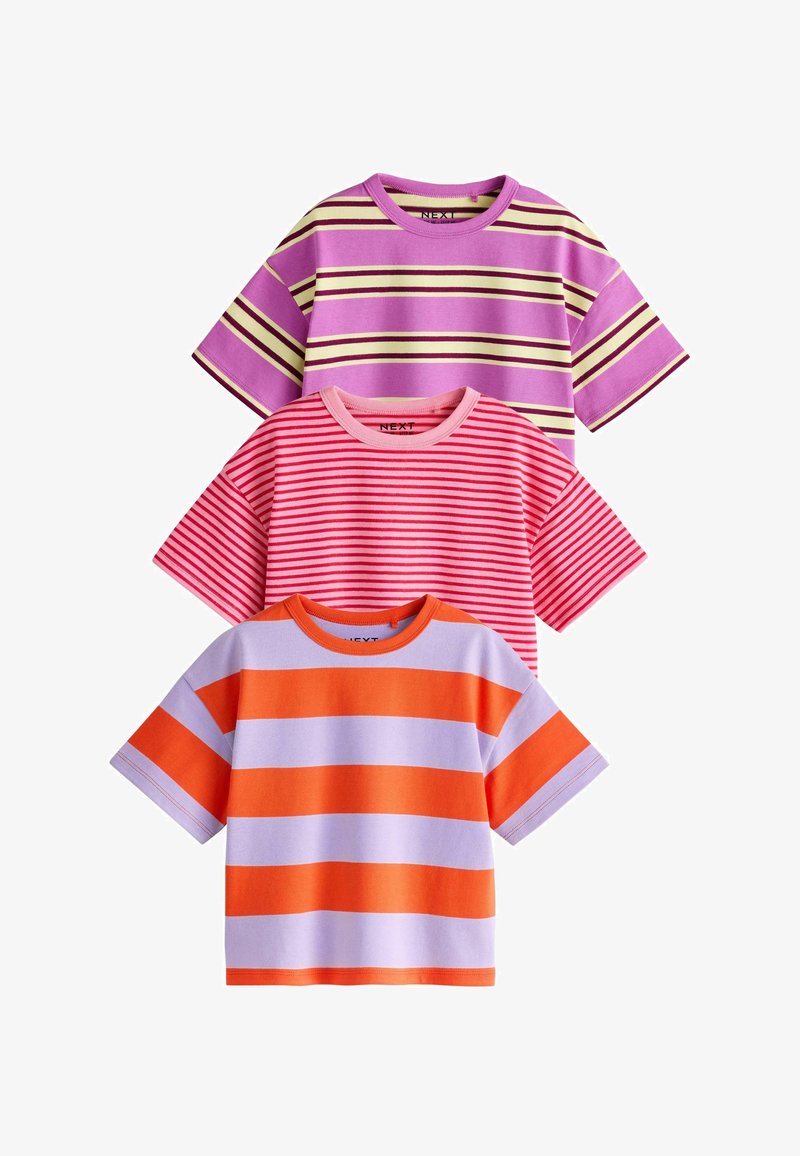 Tres camisetas de manga corta con rayas horizontales en colores púrpura y amarillo, rosa y rojo, y naranja y lila claro.