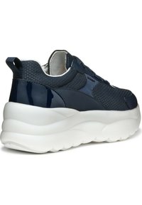 Sneaker blu navy con parte superiore in tessuto testurizzato e tacco lucido in vernice. Caratterizzato da una spessa suola bianca con design a onde per un maggiore comfort.