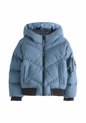 Giacca blu imbottita con cappuccio, zip anteriore, tasche laterali, polsini e orlo a coste, e una tasca con zip sulla manica sinistra.