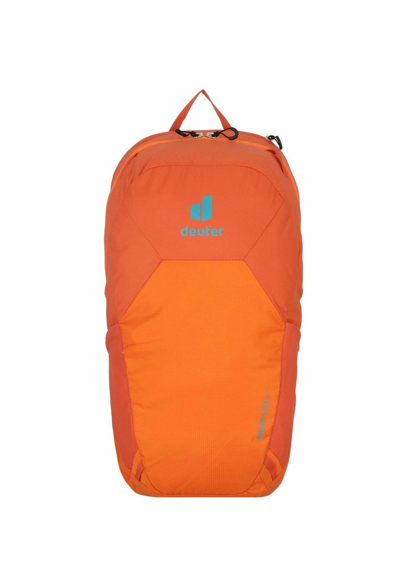 Oranje rugzak met een gladde textuur, voorzien van een blauw logo, dubbele ritsen en een ergonomische vorm voor verbeterde functionaliteit.
