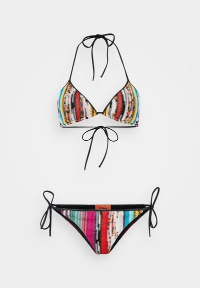 Bikini colorido com parte superior em triângulo e laços ajustáveis. Apresenta um padrão listrado vibrante em tons de preto, vermelho, azul e amarelo.