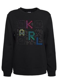 Černá mikina s multikolorovým textem a designy, včetně pixelizovaného „K“ a vzorů s QR kódy s flitry a texturovanými akcenty.