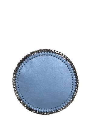 Accessoire en cuir bleu clair, de forme ronde, avec une bordure en chaîne argentée cousue, présentant une texture lisse et un design sans couture.