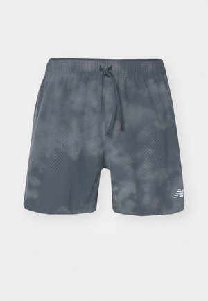 Pantaloni scurți atletici gri, cu șnur de legătură, realizați dintr-o țesătură texturată, cu modele punctate pe o parte și un logo în colțul din dreapta jos.