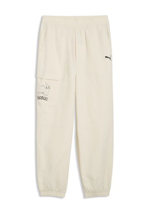 Beige afslappede bukser med elastisk talje og manchetter, med sort Puma-logo på højre side og Mimikyu Pokémon-grafik på venstre lomme.