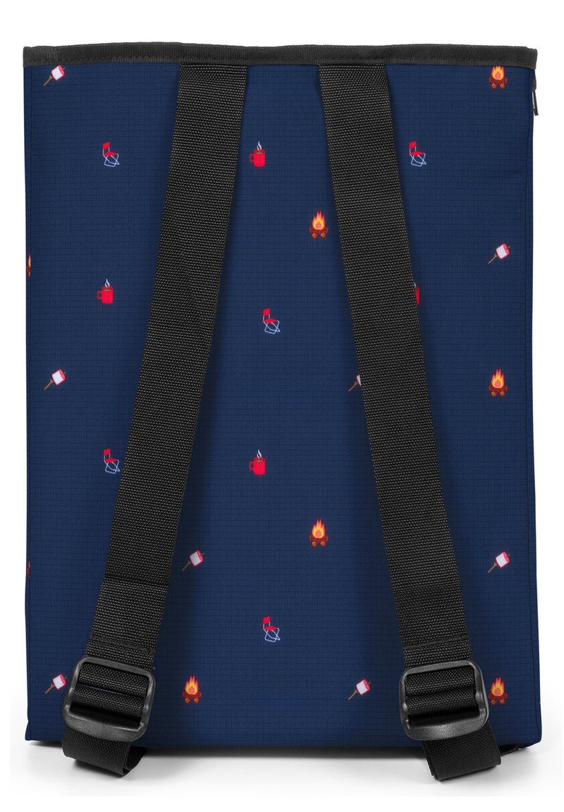 Sac à dos navy avec des sangles réglables noires, décoré d'icônes de feu de camp rouge, de chaise de camping rouge et blanche, de tasse fumante et de marshmallow sur bâton.