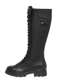 Botte noire en cuir, arrive au genou, avec des lacets sur le devant, surface texturée et un solide talon bloc. Présente un accent logo métallique sur le côté.