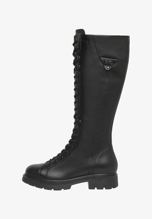 Botte noire en cuir, arrive au genou, avec des lacets sur le devant, surface texturée et un solide talon bloc. Présente un accent logo métallique sur le côté.